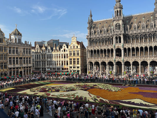 Blütenteppich auf dem Grand Place in Brüssel – Hokusais große Welle aus Blumen