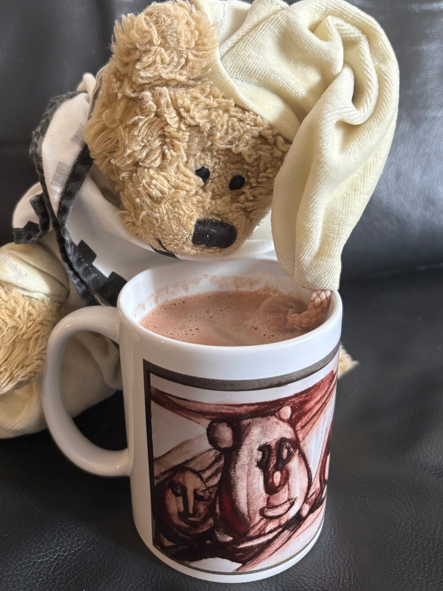 Keramikbecher mit Künstlermotiv und Aufschrift  „Ausgeschlafen?"