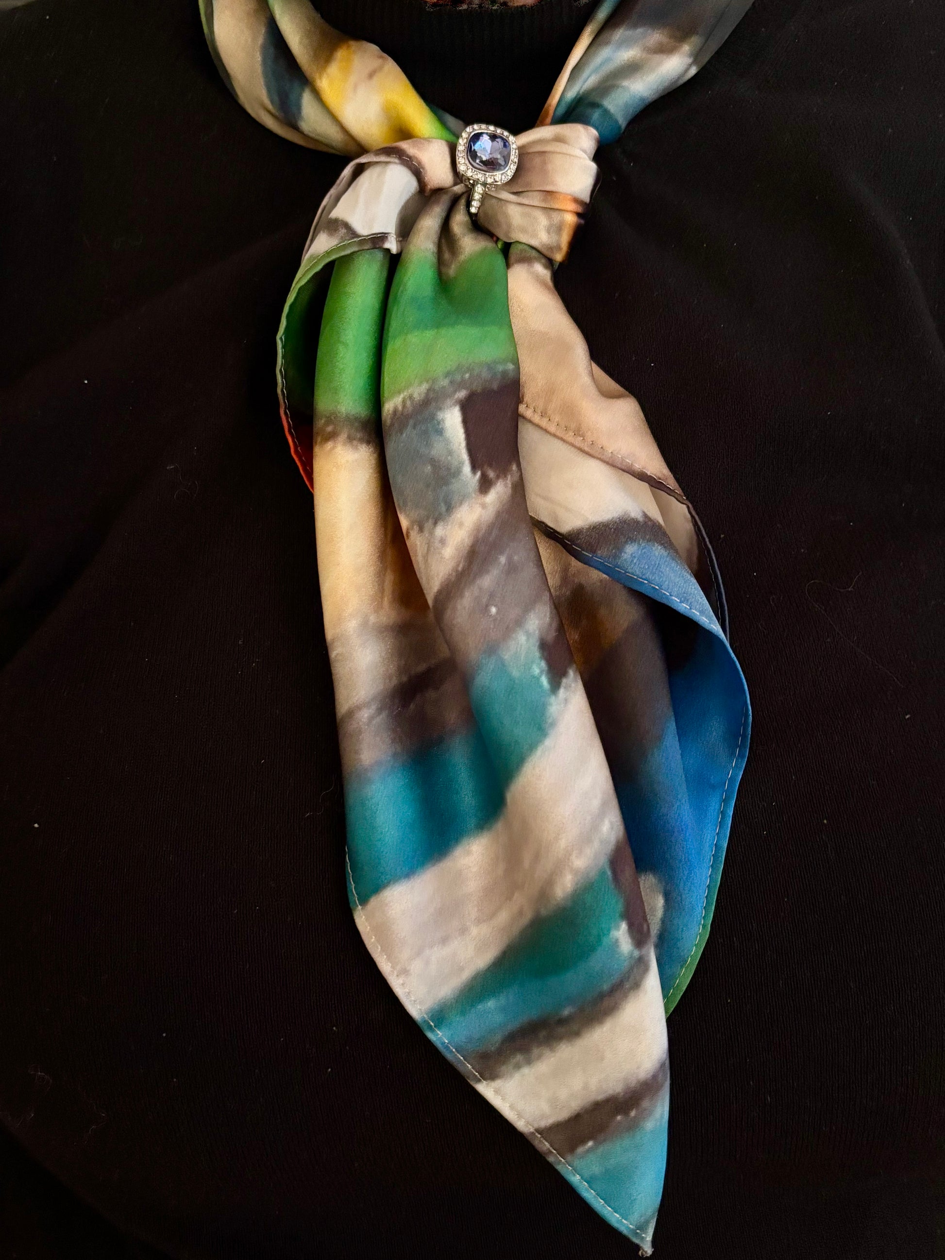 Seidenschal mit Modeschmuck/ silk scarf with costume jewelry Artesoires.com.