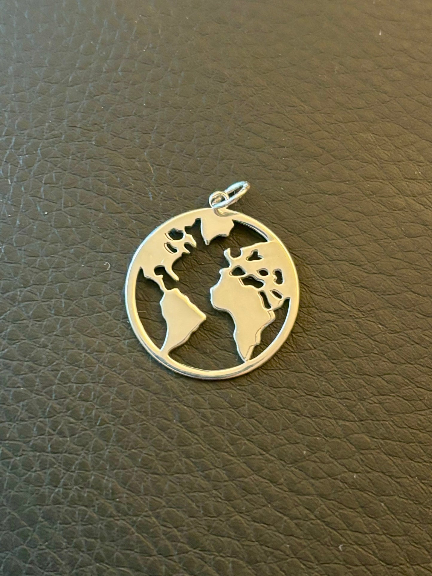 Schmuck aus Silber: Weltatlas