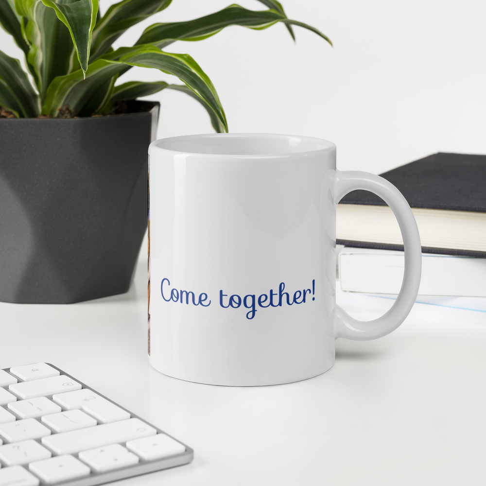 Keramikbecher mit Künstlermotiv und Aufschrift „Come together!"